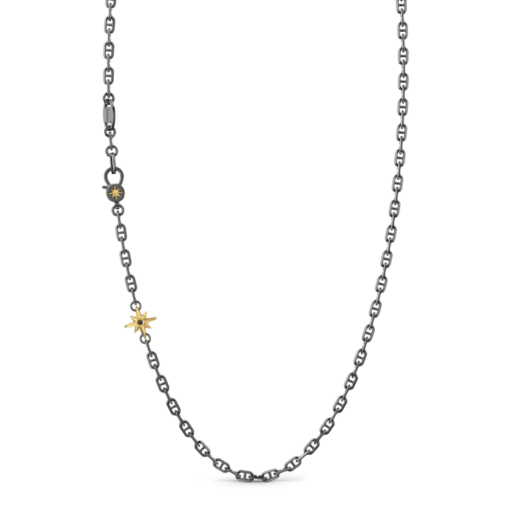 Collar de plata con rosa de los vientos.