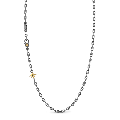Collar de plata con rosa de los vientos.