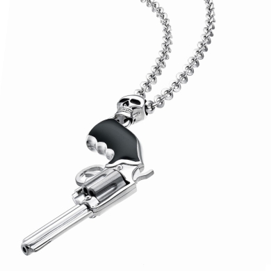 Collana in argento e smalto nero.