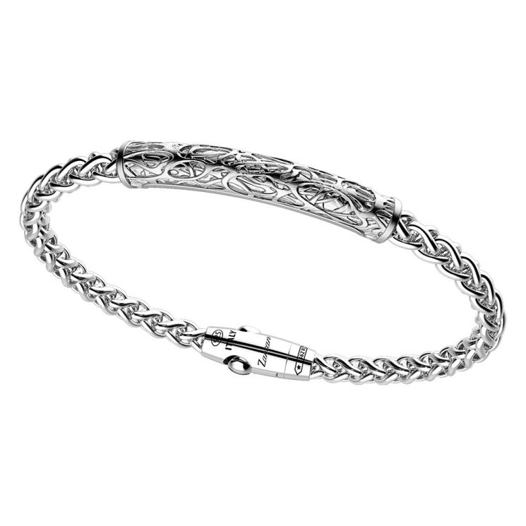 Bracciale in argento con rilievi irregolari.
