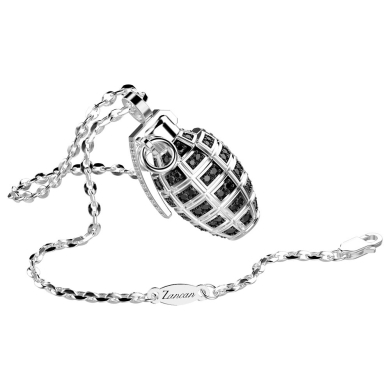 Collana con granata in argento e spinelli neri.
