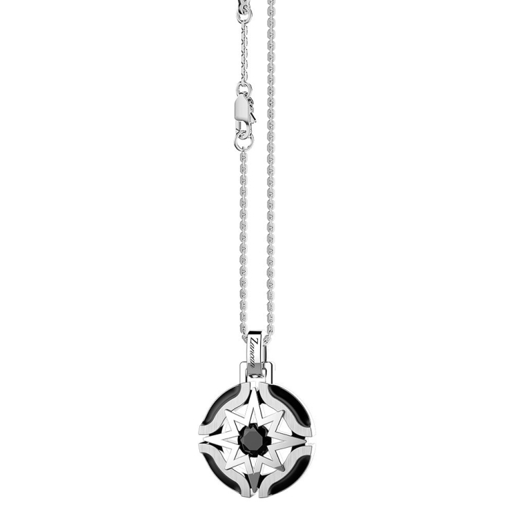 Collana in argento con rosa dei venti sul pendente.