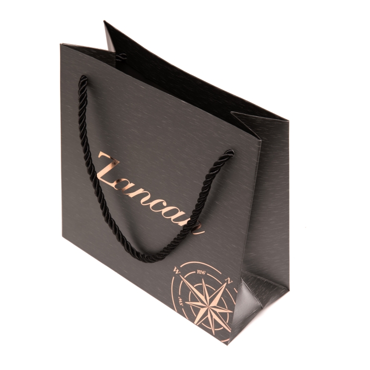Bracciale da uomo in oro bianco con piastra centrale in diamanti bianchi.