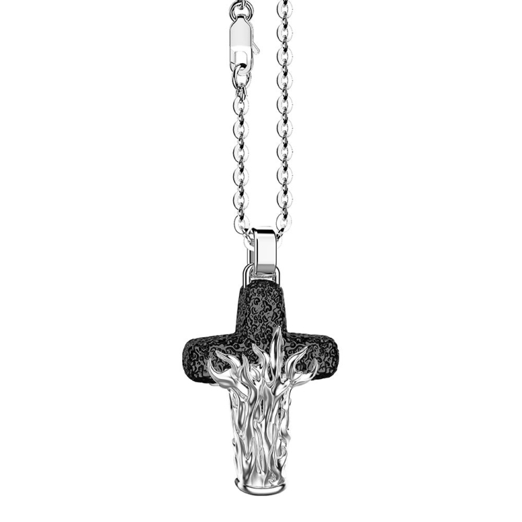 Collana in argento e pendente croce con motivo fiamme.