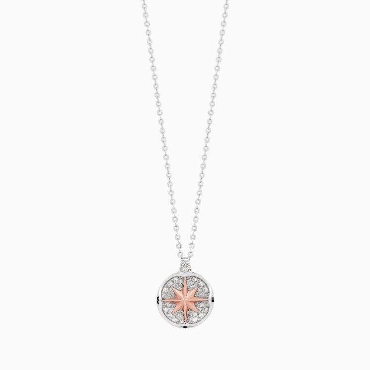 Collana da uomo con pendente tempestato di diamanti bianchi.