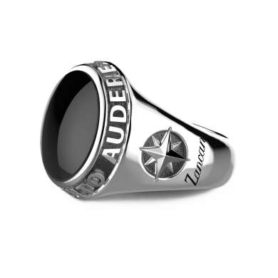 Anello Zancan in argento con onice nera e scritta in latino.