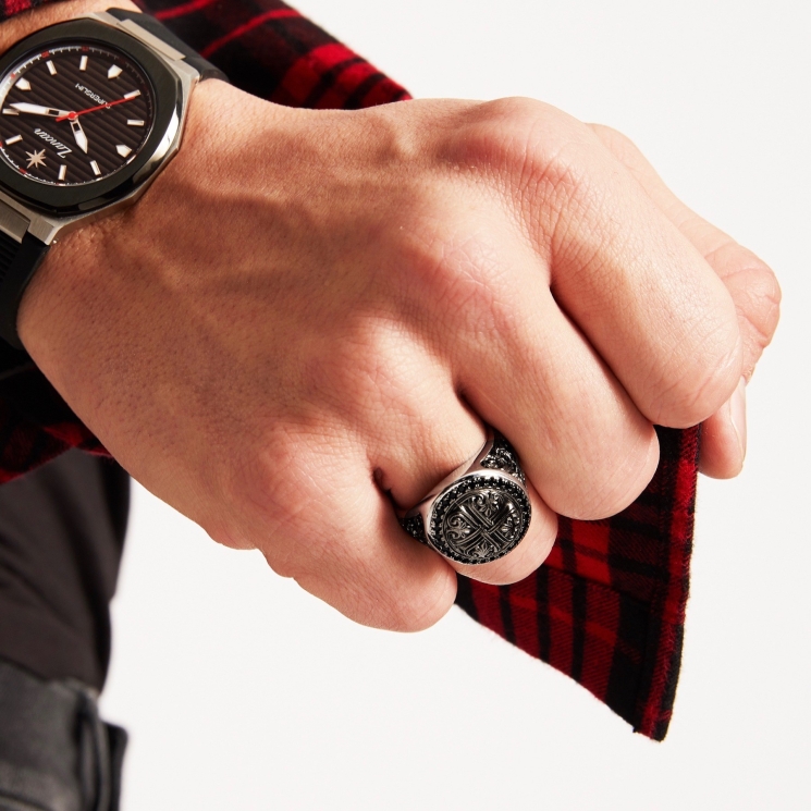 Anello Zancan in argento con pietre nere.