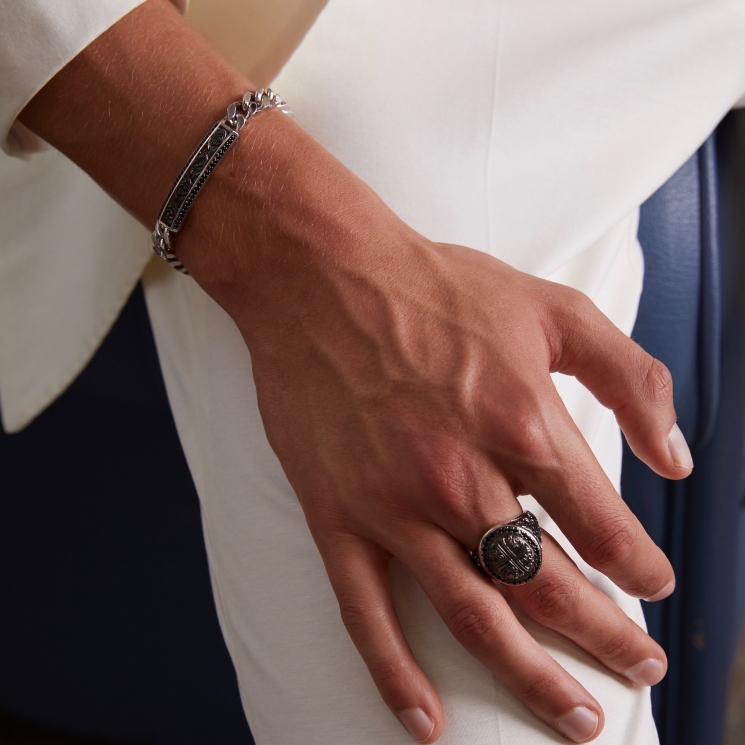 Bracciale Zancan in argento a grumetta con targa e pietre nere.