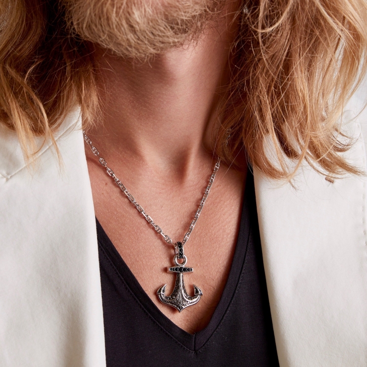 Collana Zancan in argento, pendente ad acora con pietre nere.