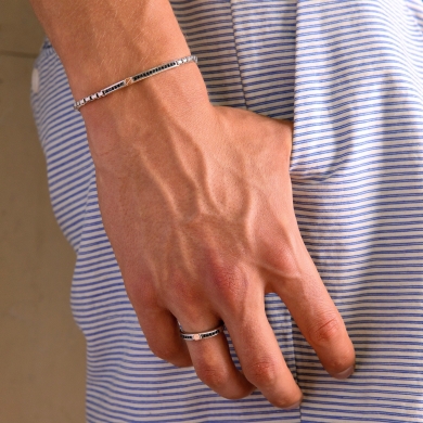 Bracciale Zancan in argento con targa, pietre nere e vite in oro rosa.