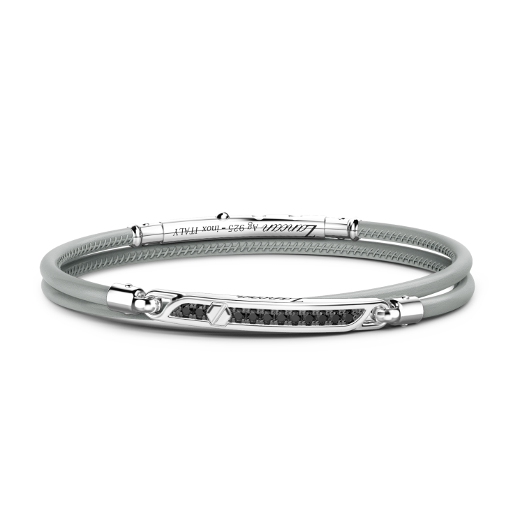 Zancan-Armband aus Naturleder mit Silberplakette und schwarzen Edelsteinen.