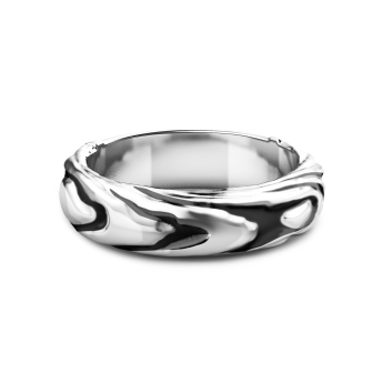 Anello in argento con superficie irregolare.