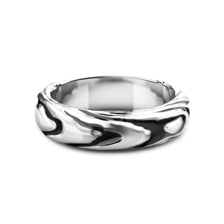 Anello in argento con superficie irregolare.