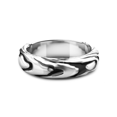 Anello in argento con superficie irregolare.