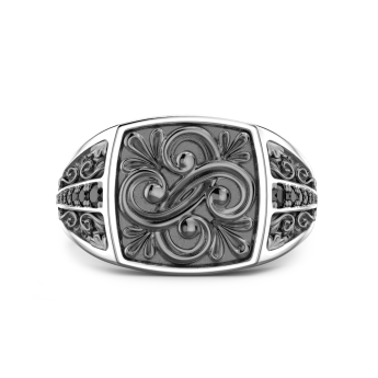 Zancan-Siegelring aus Silber mit schwarzen Edelsteinen.