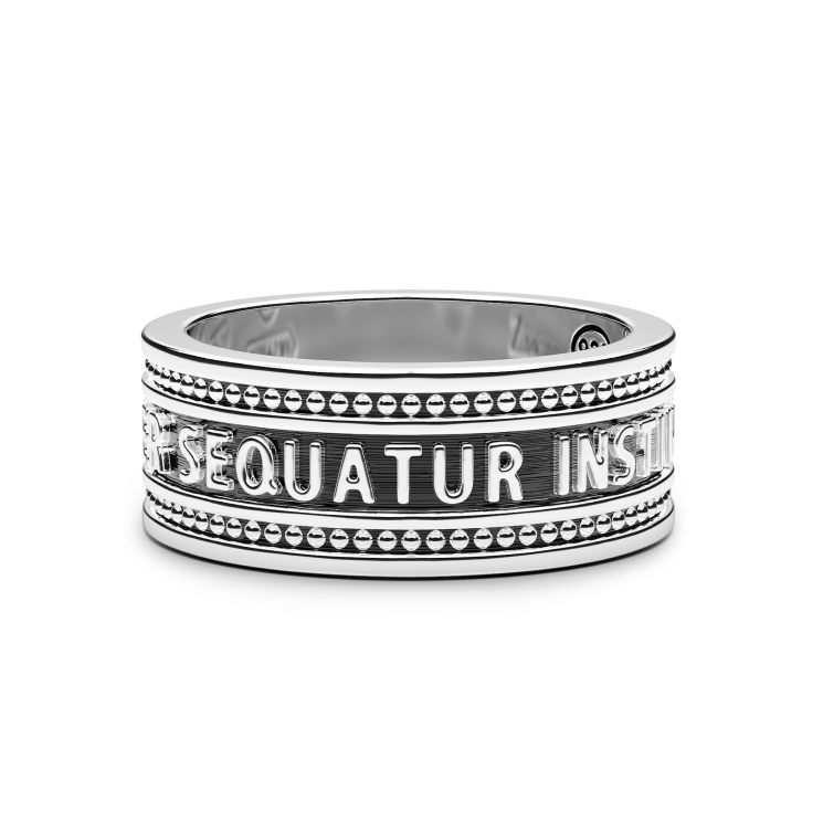 Anillo de banda Zancan de plata con inscripción en latín.