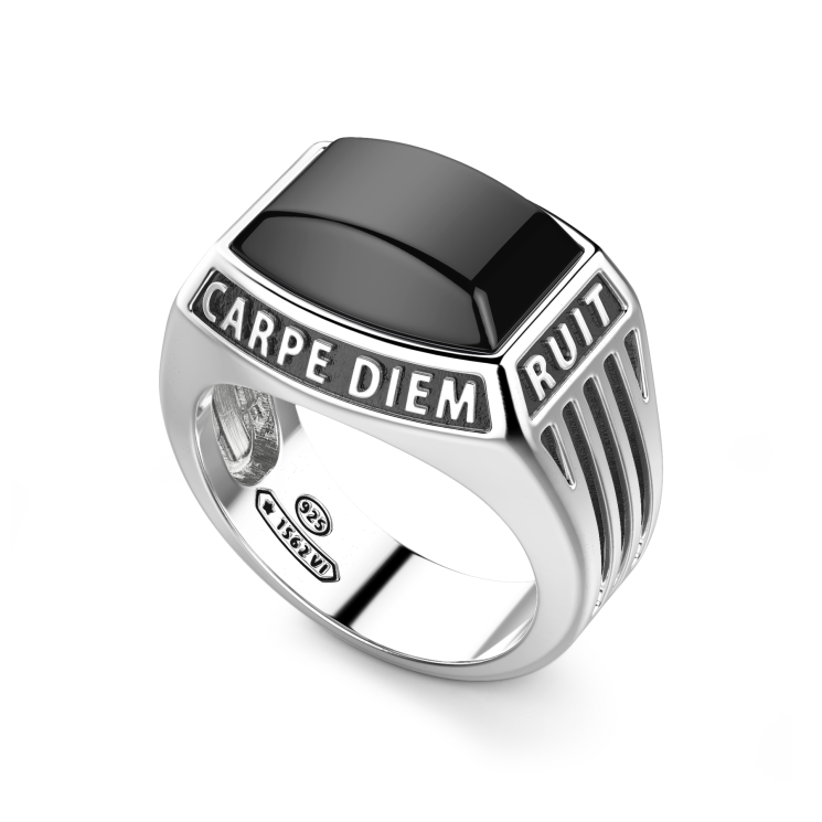 Anillo Zancan de plata con inscripción en latín y piedra de ónice.