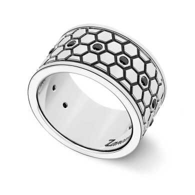 Anello a fascia larga Zancan in argento e pietre nere.