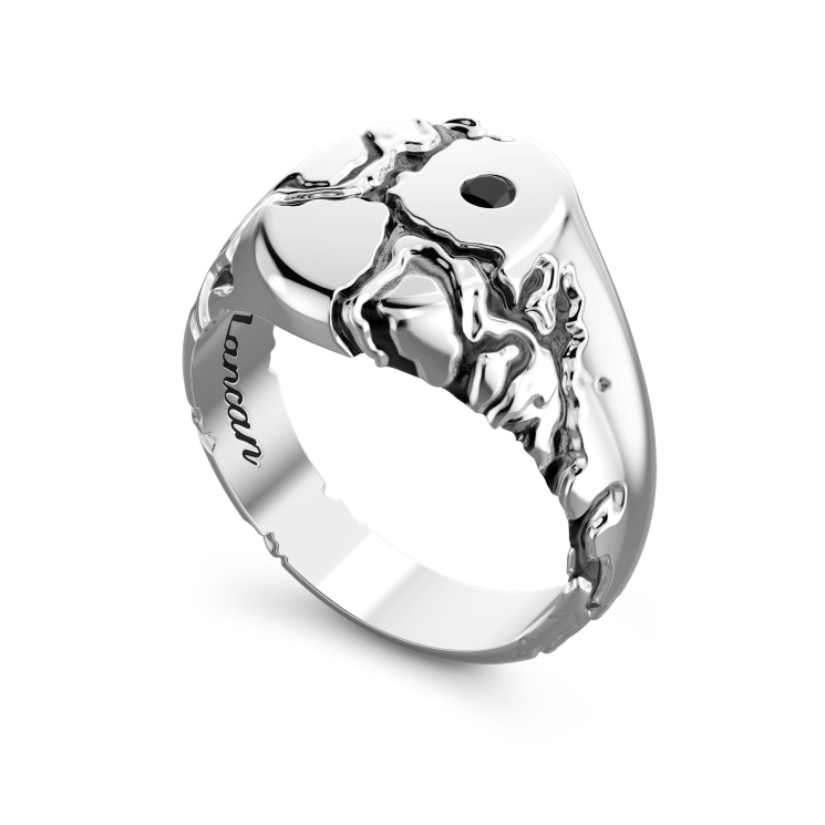 Anello chevalier Zancan in argento con pietra nera.