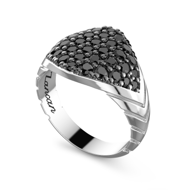 Anillo Zancan de plata con piedras negras.