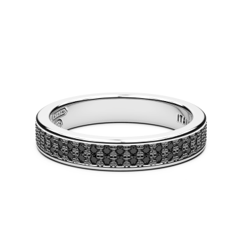 Anillo de plata con piedras negras.