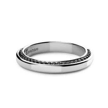 Anillo de plata con piedras negras.