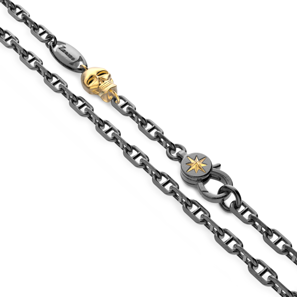 Silberkette mit Piratenanhänger.