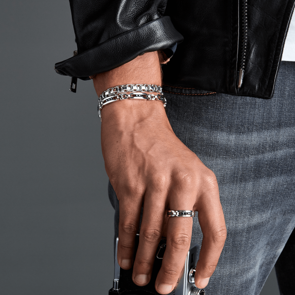 Zancan-Bandring aus Silber mit schwarzen Edelsteinen.