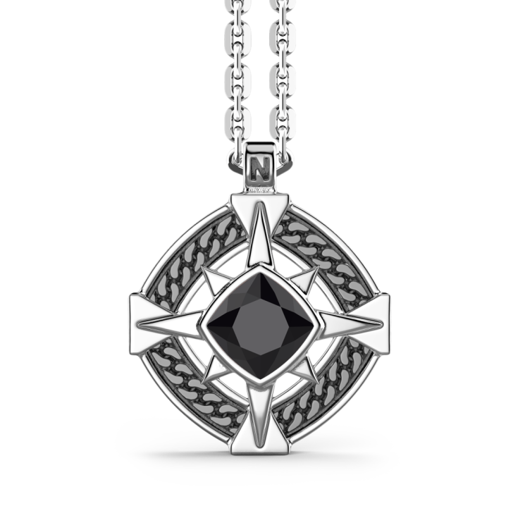 Silberkette mit Onyx auf dem Anhänger.
