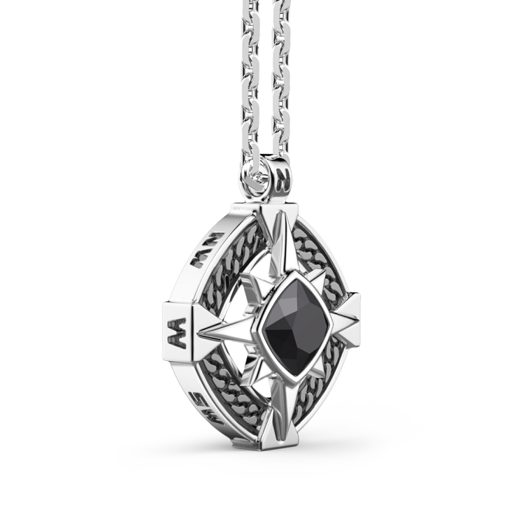 Silberkette mit Onyx auf dem Anhänger.