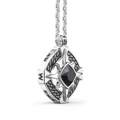Silberkette mit Onyx auf dem Anhänger.